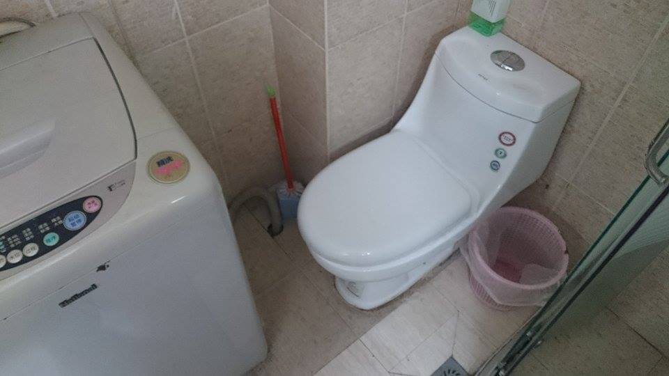 My Chinese apartment in Tiantai, China- toilet